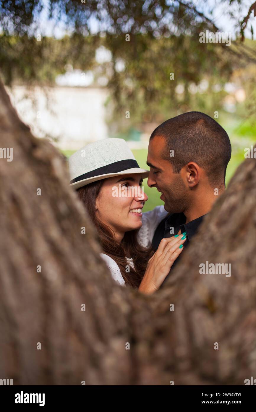 Coppie appassionate che frequentano il parco Foto Stock