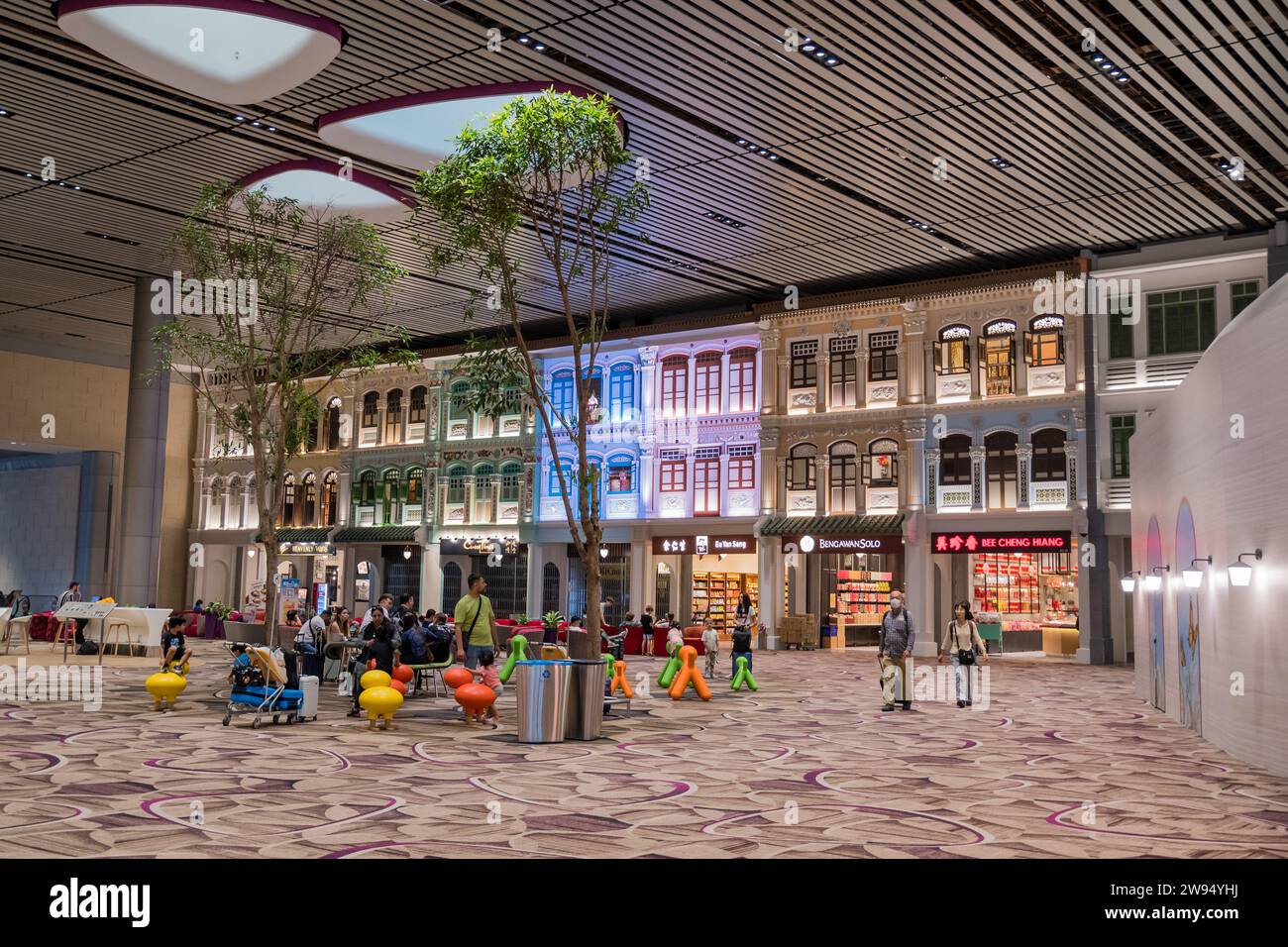 Heritage zone, ispirata alle botteghe Peranakan annidate intorno a Singapore, Aeroporto Changi, Terminal 4, Singapore Foto Stock