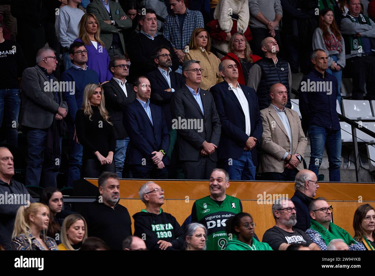 Badalona, Barcellona. 23 dicembre 2023. Xavier Garcia Albiol, sindaco di Badalona con Juanan Morales, presidente di Joventut Badalona durante il match ACB Liga Endesa tra Joventut Badalona e Real Madrid al Pabellon Olimpico de Badalona il 23 dicembre 2023 a Badalona, in Spagna. (Foto di David Ramirez/Dax Images) credito: DAX Images/Alamy Live News Foto Stock