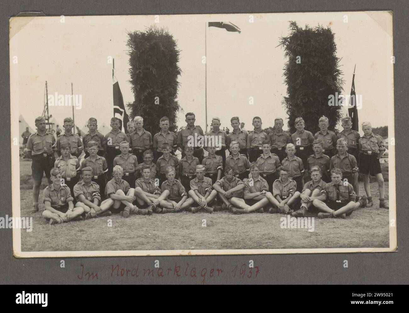 Foto di gruppo durante un campo della Gioventù hitleriana, Anonymous, 1937 Fotografia questa foto fa parte di un album. Carta dei Paesi Bassi. supporto fotografico stampa in argento con gelatina anonimi personaggi storici ritratti in gruppo, in un ritratto di gruppo. giovani, adolescenti Foto Stock