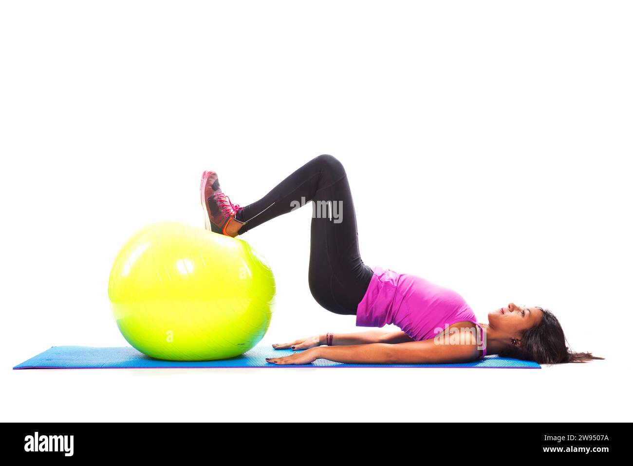 Donna esercizio con una sfera di fitness Foto Stock