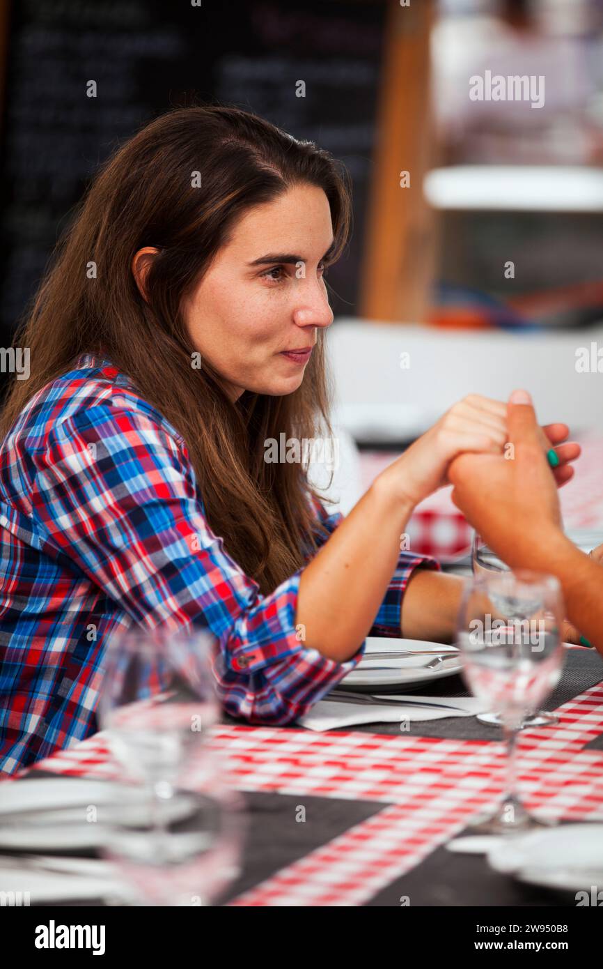Coppia che si gode il loro amore al ristorante Foto Stock