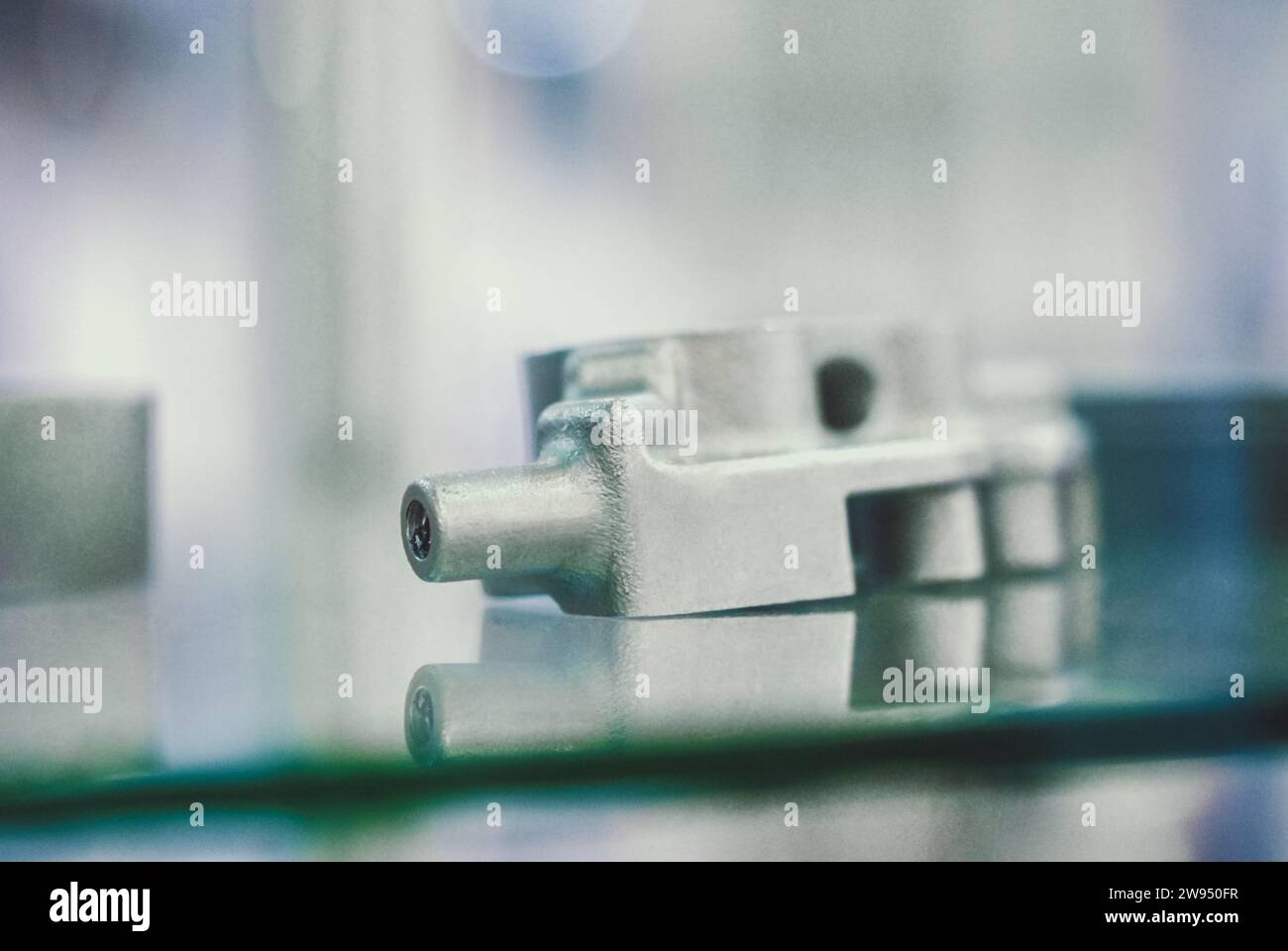 Fusione laser selettiva. Oggetto stampato su stampante Metal 3D. Modello creato in macchina sinterizzata laser. TECNOLOGIA DML, SLM, SLS. Concetto di rivoluzione industriale del 4,0. Tecnologia ad additivi progressivi. Foto Stock