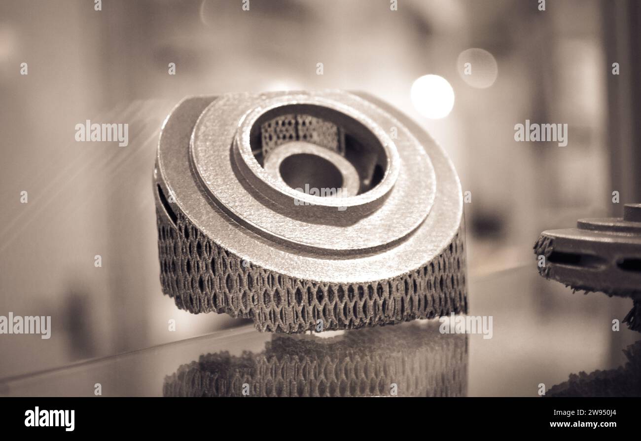 Fusione laser selettiva. Oggetto stampato su stampante Metal 3D. Modello creato in macchina sinterizzata laser. TECNOLOGIA DML, SLM, SLS. Concetto di rivoluzione industriale del 4,0. Tecnologia ad additivi progressivi. Foto Stock