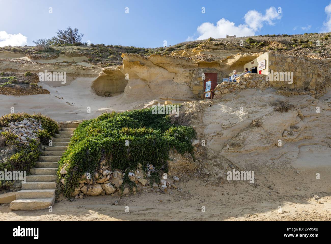 Sala di stoccaggio e vendita della famiglia Cini sopra le saline nella baia di Xwejni. La famiglia raccoglie il sale dal Mediterraneo fin dal 1860. Negozio di sale Leli tal-Melh a Xwejni, vicino a Marsalforn, Gozo, Malta Foto Stock