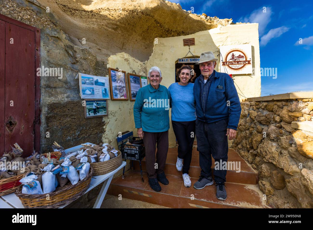 Rose e Mario Cini con la loro figlia Josephine Xuereb. La loro famiglia è la quinta generazione a gestire saline a Gozo, nella baia di Xwejni. Negozio di sale Leli tal-Melh a Xwejni, vicino a Marsalforn, Gozo, Malta Foto Stock