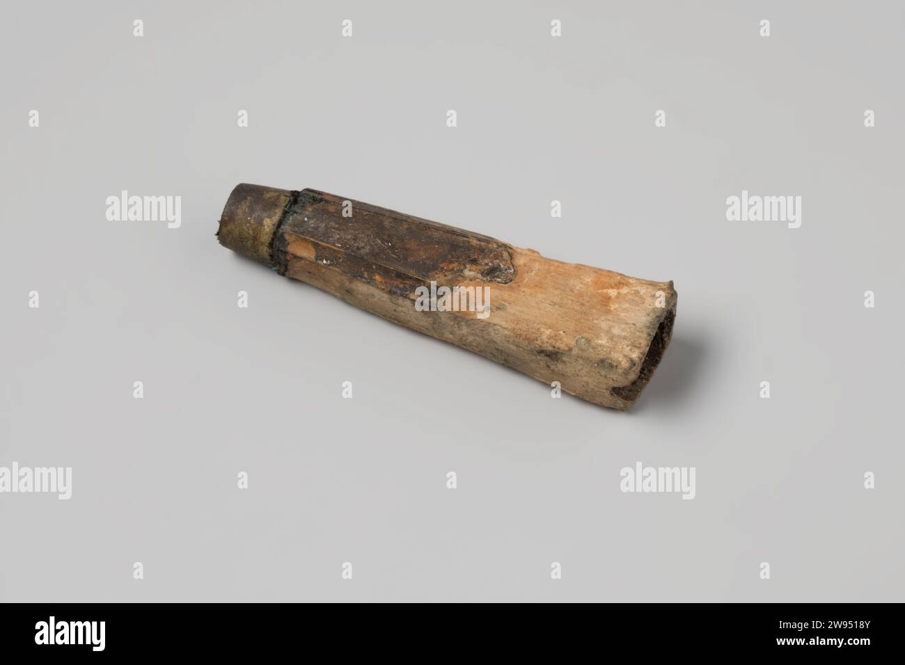 Messenheft dal relitto degli indiani orientali Hollandia, anonimo, 1700 pollici o prima del 1743 manico a coltello, dritto: Conico; eroso, rettangolare in sezione, conico, estremità superiore piatta, bordi scanalati, ghiera. Osso dei Paesi Bassi (materiale). Ottone (lega) secondo Foto Stock Messenheft dal relitto degli indiani orientali Hollandia, anonimo, 1700 pollici o prima del 1743 manico a coltello, dritto: Conico; eroso, rettangolare in sezione, conico, estremità superiore piatta, bordi scanalati, ghiera. Osso dei Paesi Bassi (materiale). Ottone (lega) secondo Foto Stock