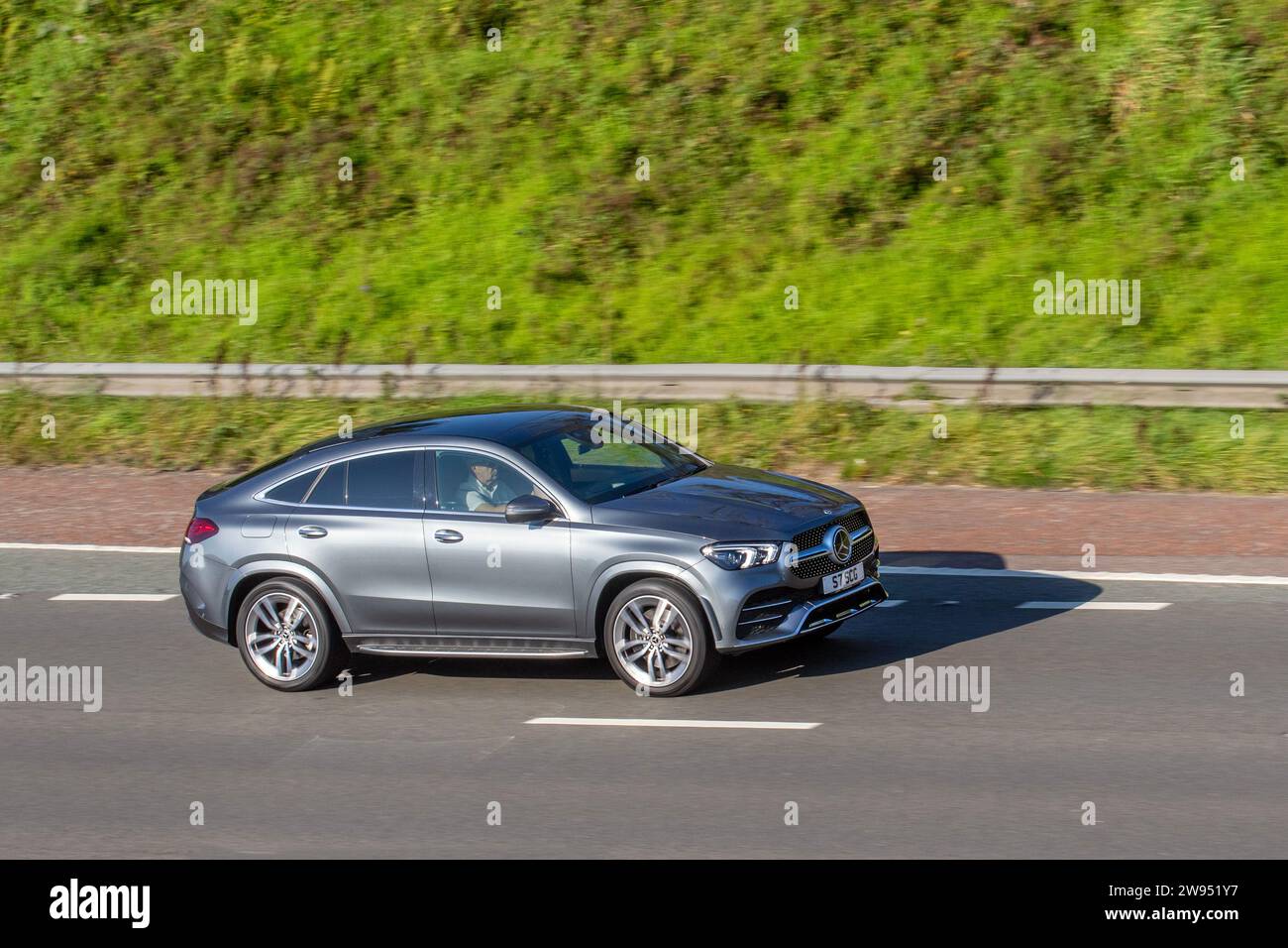 Mercedes-Benz GLE 2021 Grigio 400 AMG Line Prem + D 4M A Gle400d 4Matic 9G-Tronic Auto Start/Stop Car Coupé Diesel 2925 cc, 7 posti 5d; viaggia a velocità sostenuta sull'autostrada M6 a Greater Manchester, Regno Unito Foto Stock