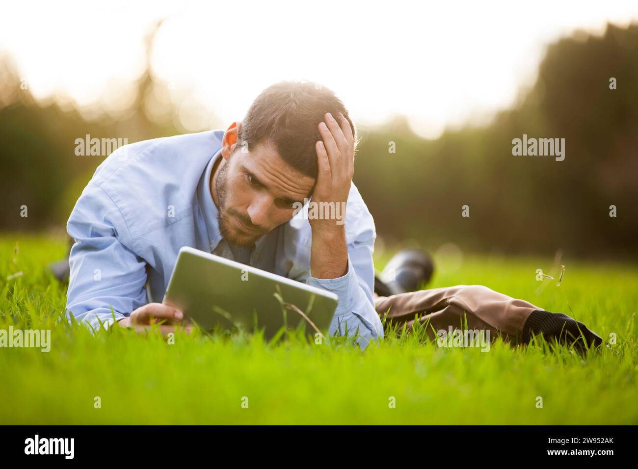 Imprenditore utilizzando una tavoletta digitale Foto Stock