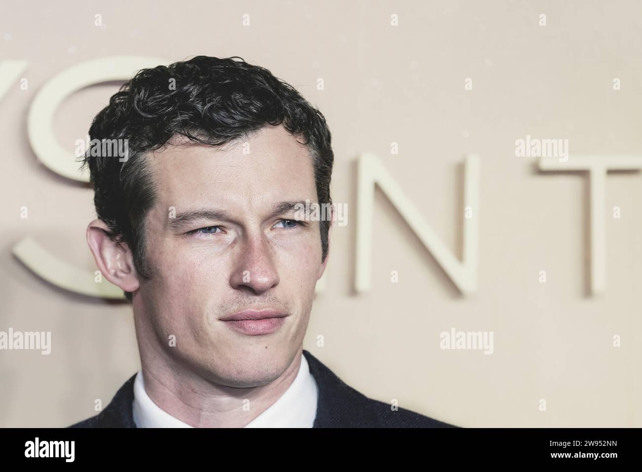 Callum Turner, attore e modella, partecipa alla premiere "The Boys in the Boat", primo piano di Face Smiling, Londra, Regno Unito Foto Stock