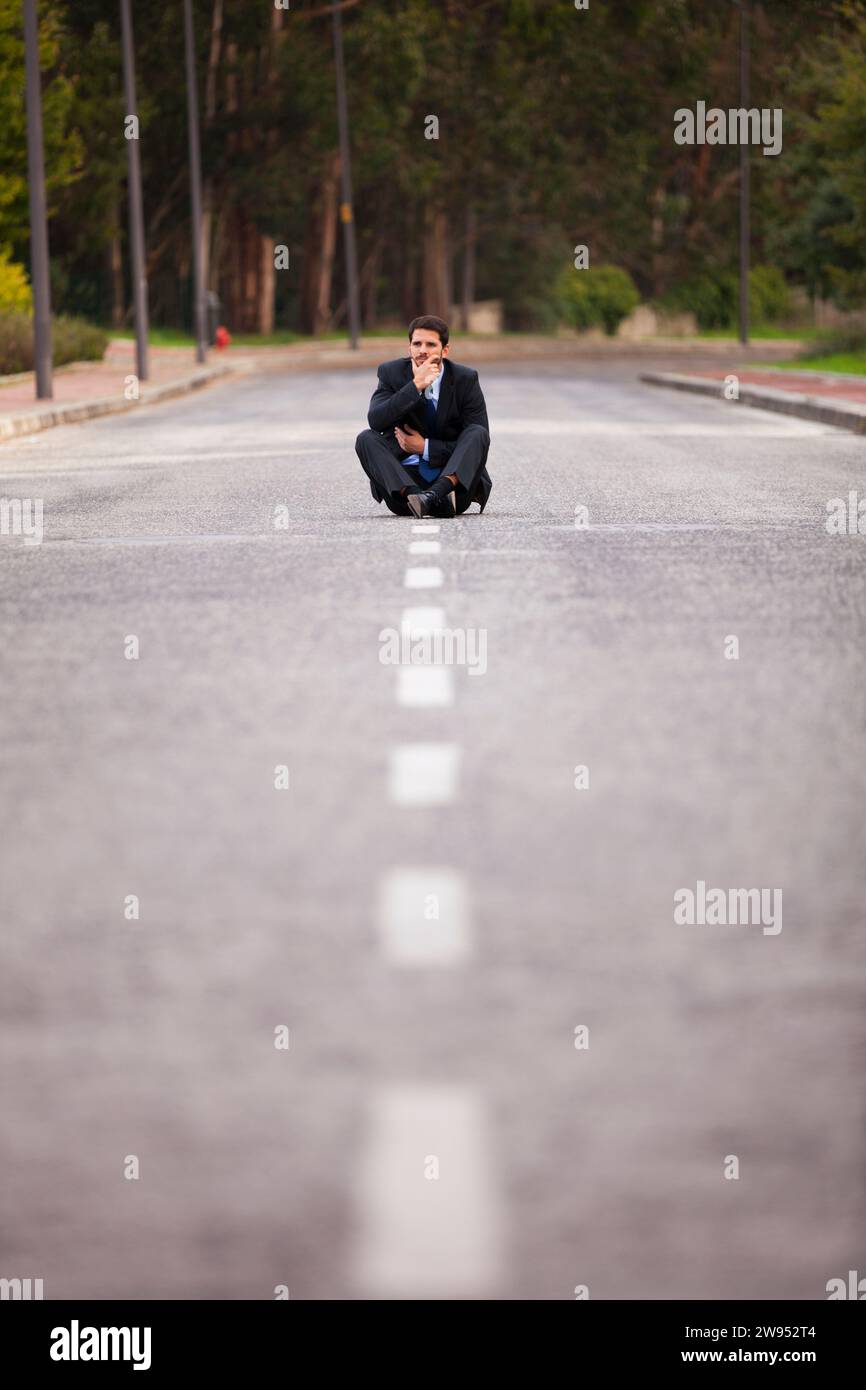 Un uomo d'affari che si trovava sulla strada Foto Stock