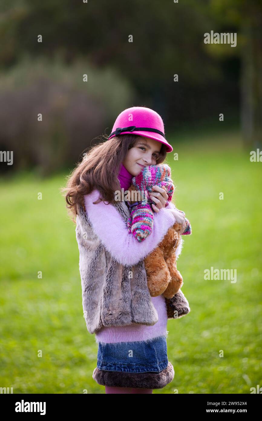 La bambina femmina abbracciava il suo orsacchiotto Foto Stock