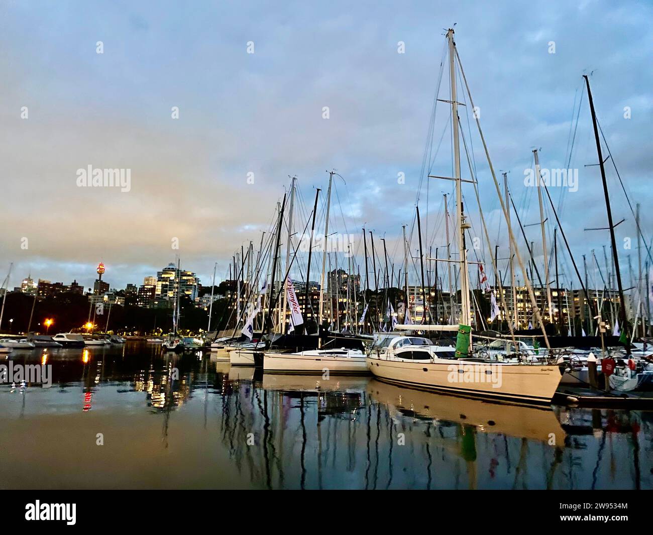 Non esclusiva: Gli yacht a vela si trovano nel porto in vista dell'annuale corsa da Sydney a Hobart il giorno di Santo Stefano. La flotta partirà dalle linee di partenza al largo di Ni Foto Stock