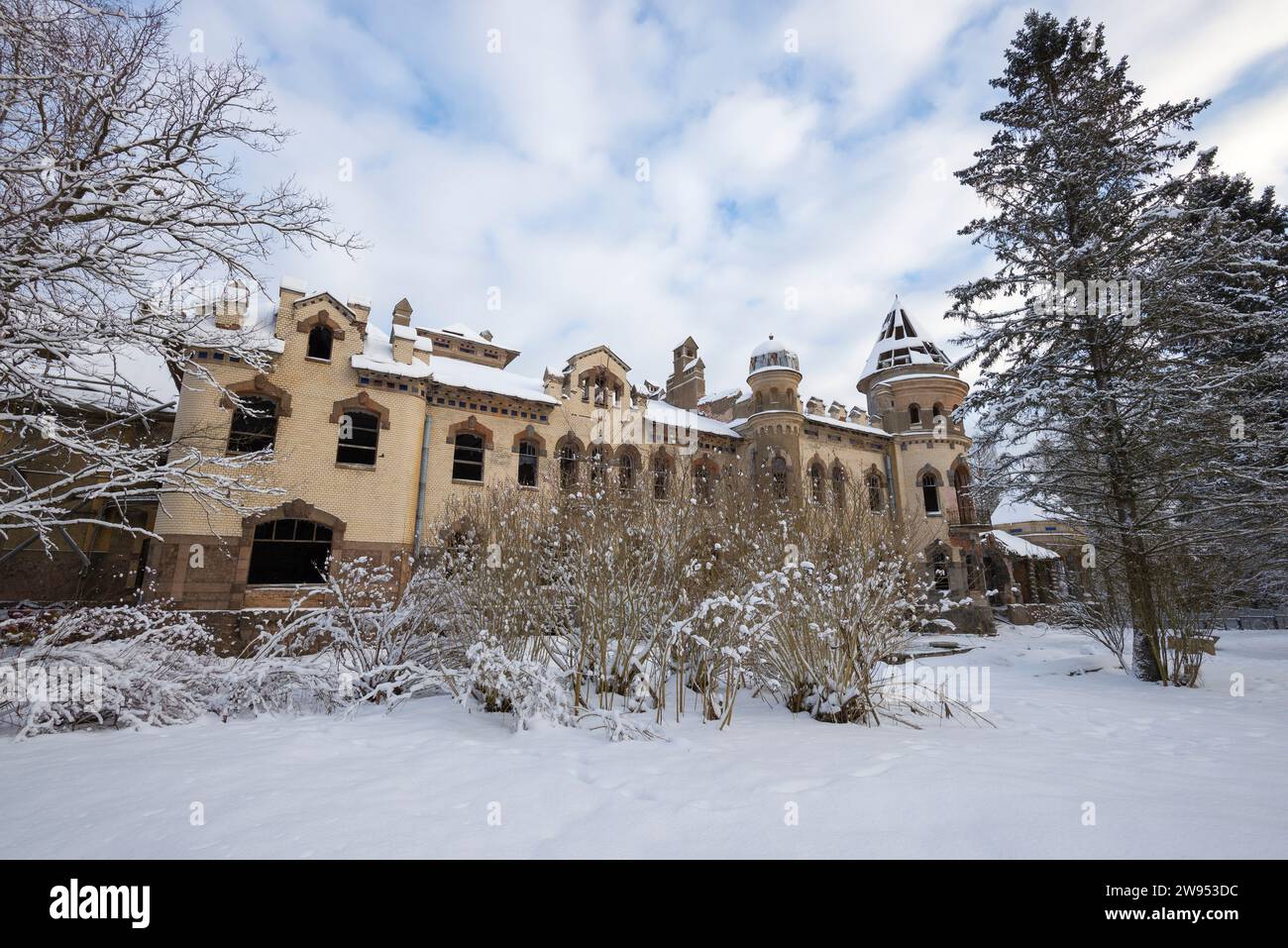 Giorno di febbraio presso l'antico edificio abbandonato della tenuta Eliseev (1912). Belogorka. Regione di Leningrado, Russia Foto Stock