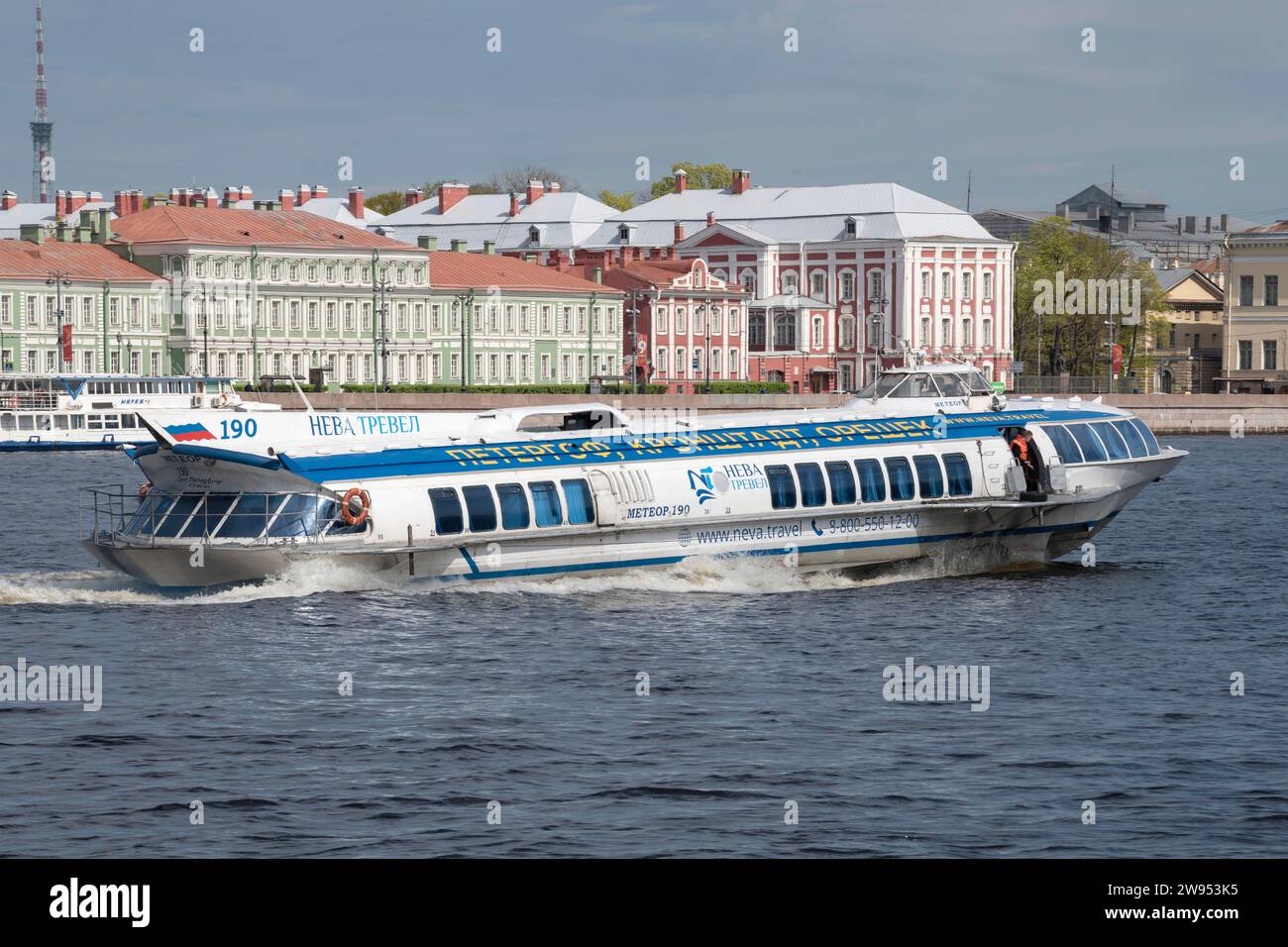 SAN PIETROBURGO, RUSSIA - 14 MAGGIO 2023: Nave a motore aliscafo "Meteor-190" sullo sfondo dell'argine universitario in un giorno di maggio Foto Stock