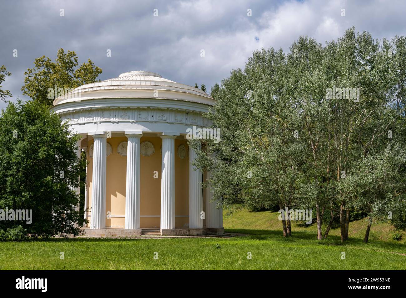Rotunda 'Tempio dell'amicizia' (1784) nel Parco Pavlovsky in una nuvolosa giornata di luglio. Quartieri di St Pietroburgo, Russia Foto Stock