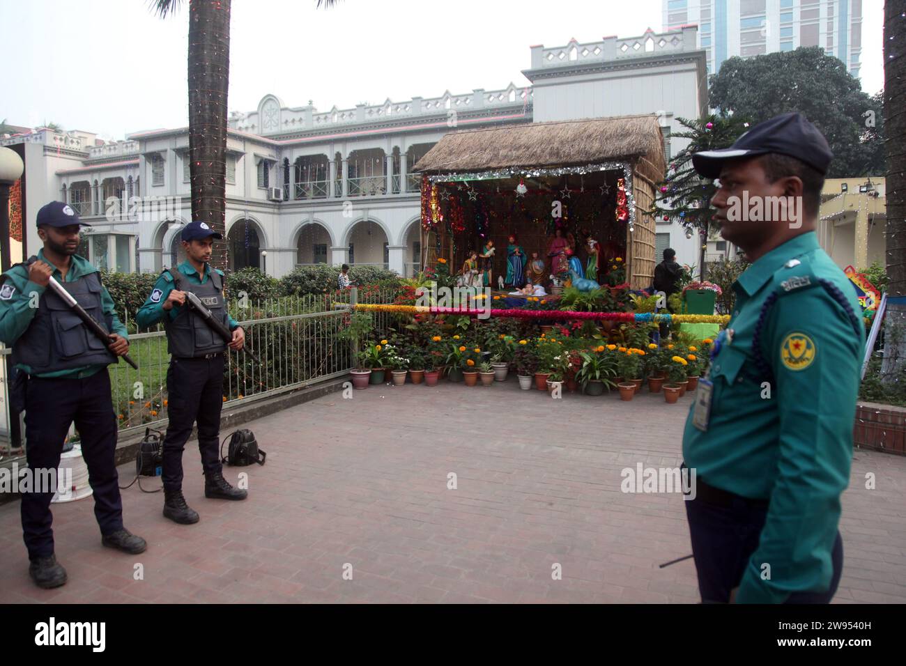 Dhaka Bangladesh 24 dicembre 2023, Police on Guard Kakrail Church a Dhaka dopo la preparazione per Natale, uno dei più grandi festival cristiani Foto Stock