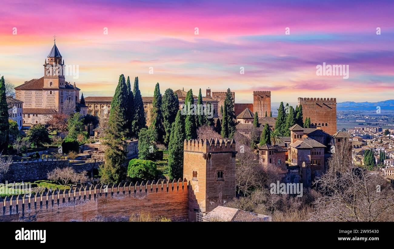 Mura fortificate e una chiesa in Alhambra, Granada, Spagna Foto Stock