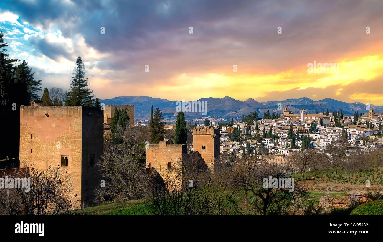 Mura fortificate circostanti e parte del paesaggio urbano dell'Alhambra, Granada, Spagna Foto Stock