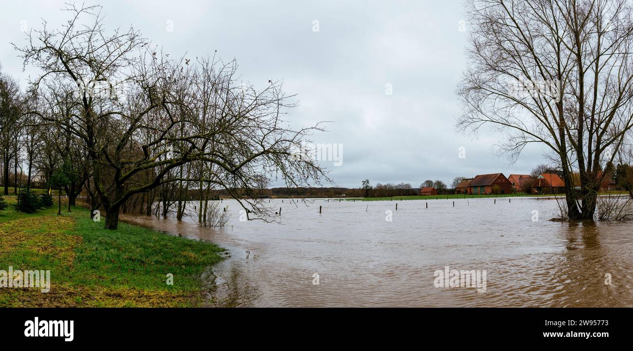 Paesaggio allagato a Petershagen-Bierde (Germania) il 24 dicembre 2023 Foto Stock