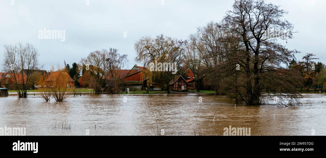 Paesaggio allagato a Petershagen-Bierde (Germania) il 24 dicembre 2023 Foto Stock