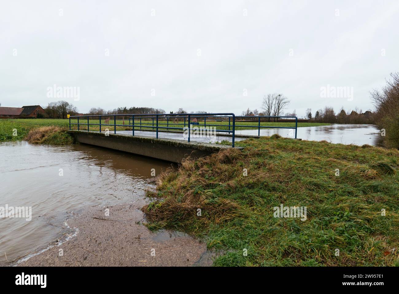 Paesaggio allagato a Petershagen-Bierde (Germania) il 24 dicembre 2023 Foto Stock