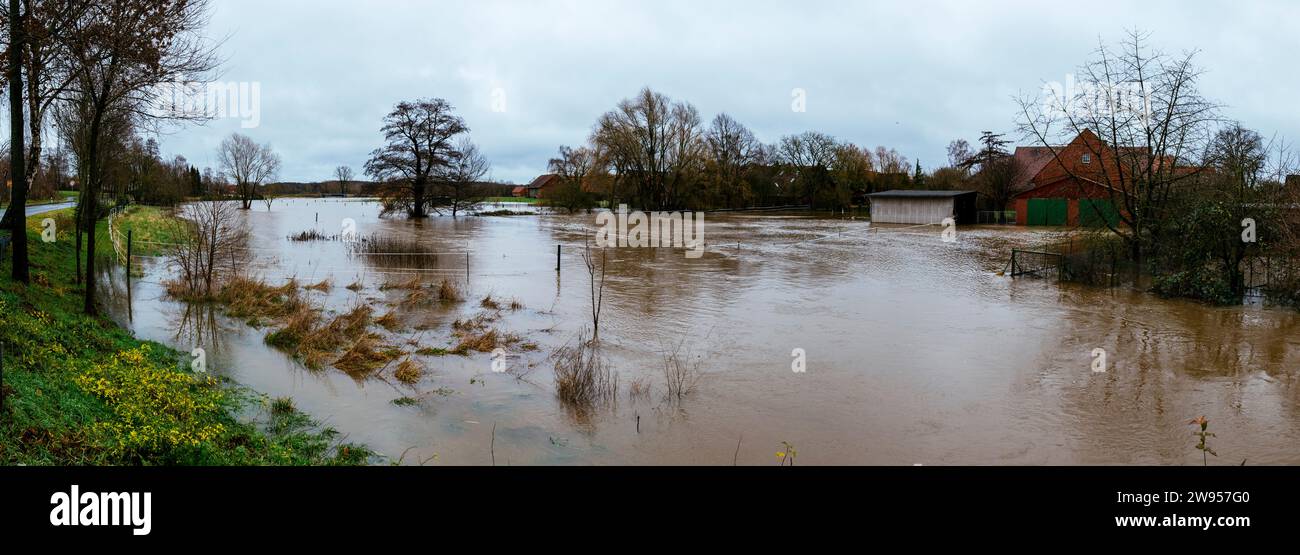 Paesaggio allagato a Petershagen-Bierde (Germania) il 24 dicembre 2023 Foto Stock