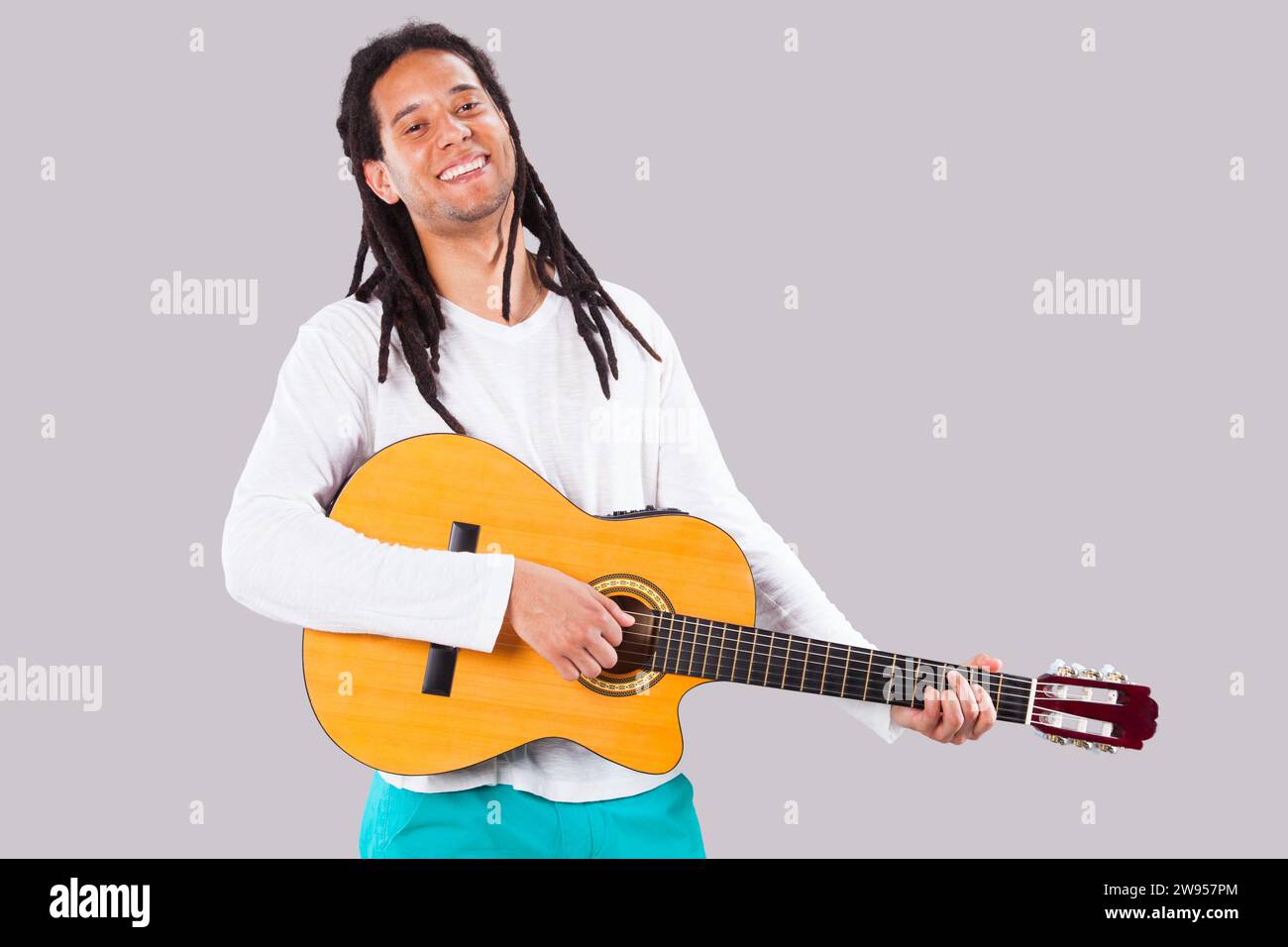 rastafari che tiene una chitarra classica Foto Stock