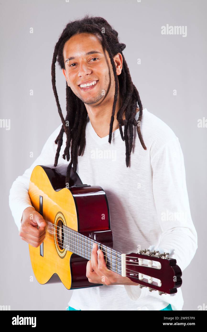 rastafari che tiene una chitarra classica Foto Stock