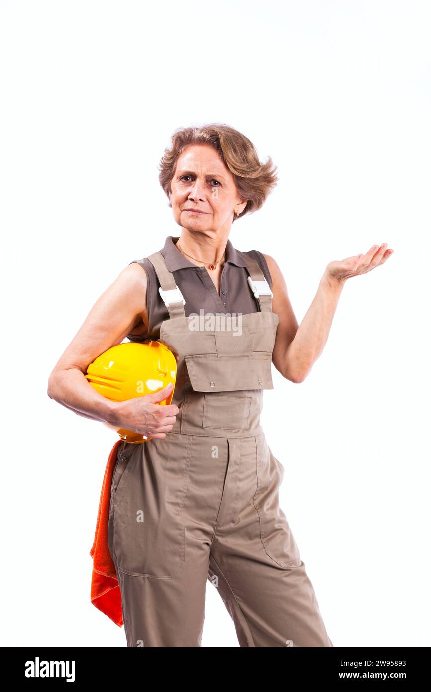 Felice donna senior tenendo un elmetto di sicurezza (isolato su bianco) Foto Stock