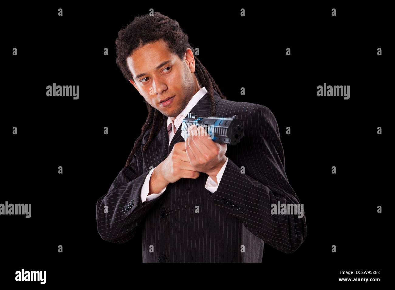 Giovane uomo potente con una pistola Foto Stock