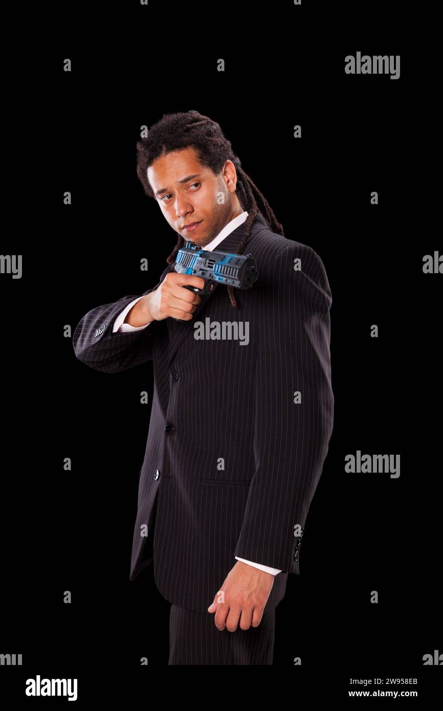 Giovane uomo potente con una pistola Foto Stock
