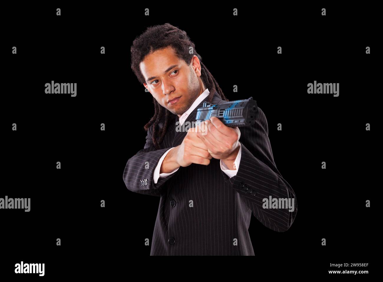 Giovane uomo potente con una pistola Foto Stock
