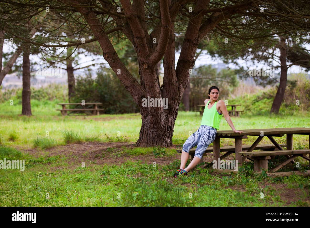 Donna che si esercita all'aperto Foto Stock