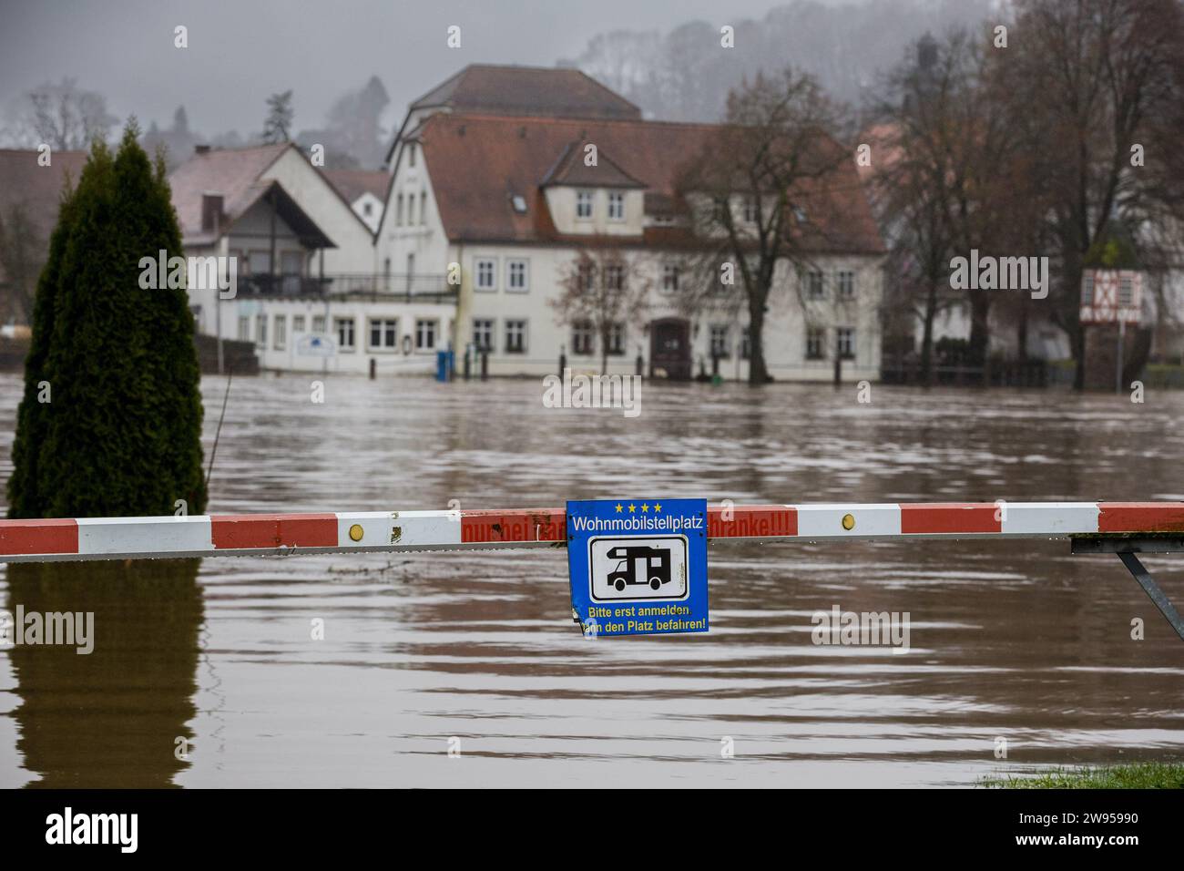 Hochwasser a Bad Karlshafen an der Weser am Heiligen Abend, der Campingplatz (Vordergrund) ist bereits überflutet, 24. Dicembre 2024, Bad Karlshafen / Assia / Deutschland, foto: Karsten Socher fotografie / www.KS-FOTOGRAFIE.net - Fotograf in Kassel Foto Stock