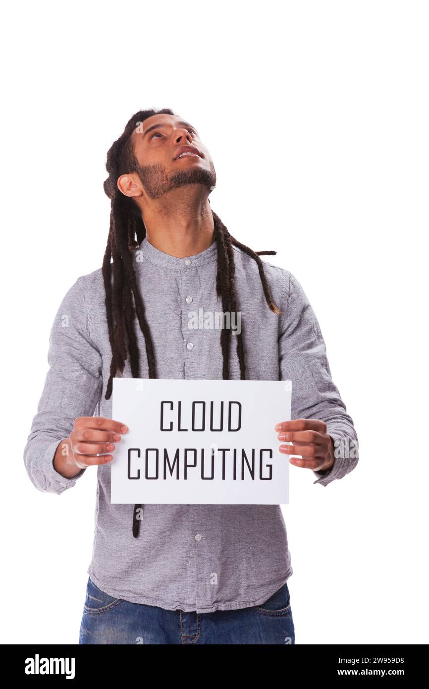 Un giovane Rastafari che tiene in mano un giornale con un messaggio Foto Stock