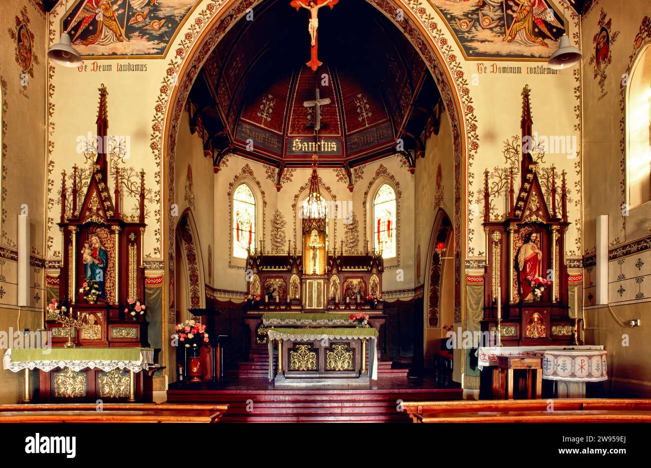 Reichenau Mission Church l'interno e l'altare Underberg Sud Africa costruiti dai monaci trappisti nel 1907 Foto Stock