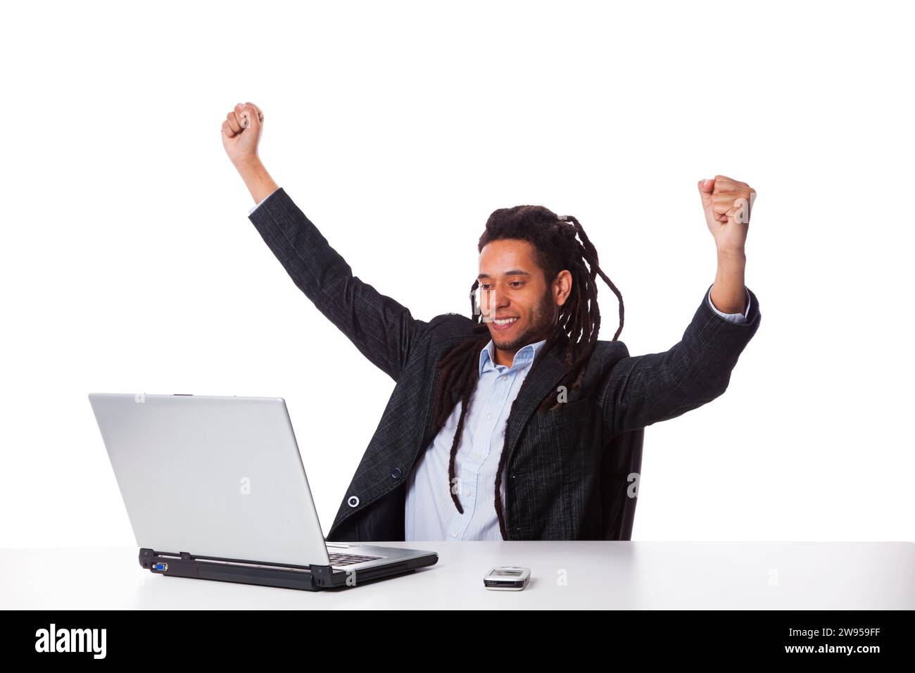 Giovane imprenditore moderno eccitato con il suo successo con il suo computer portatile Foto Stock
