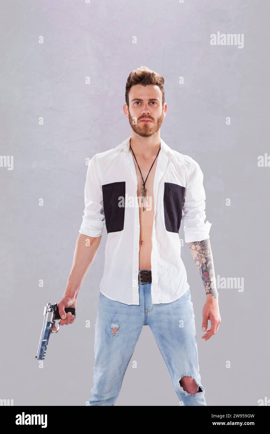Giovane uomo potente con una pistola Foto Stock