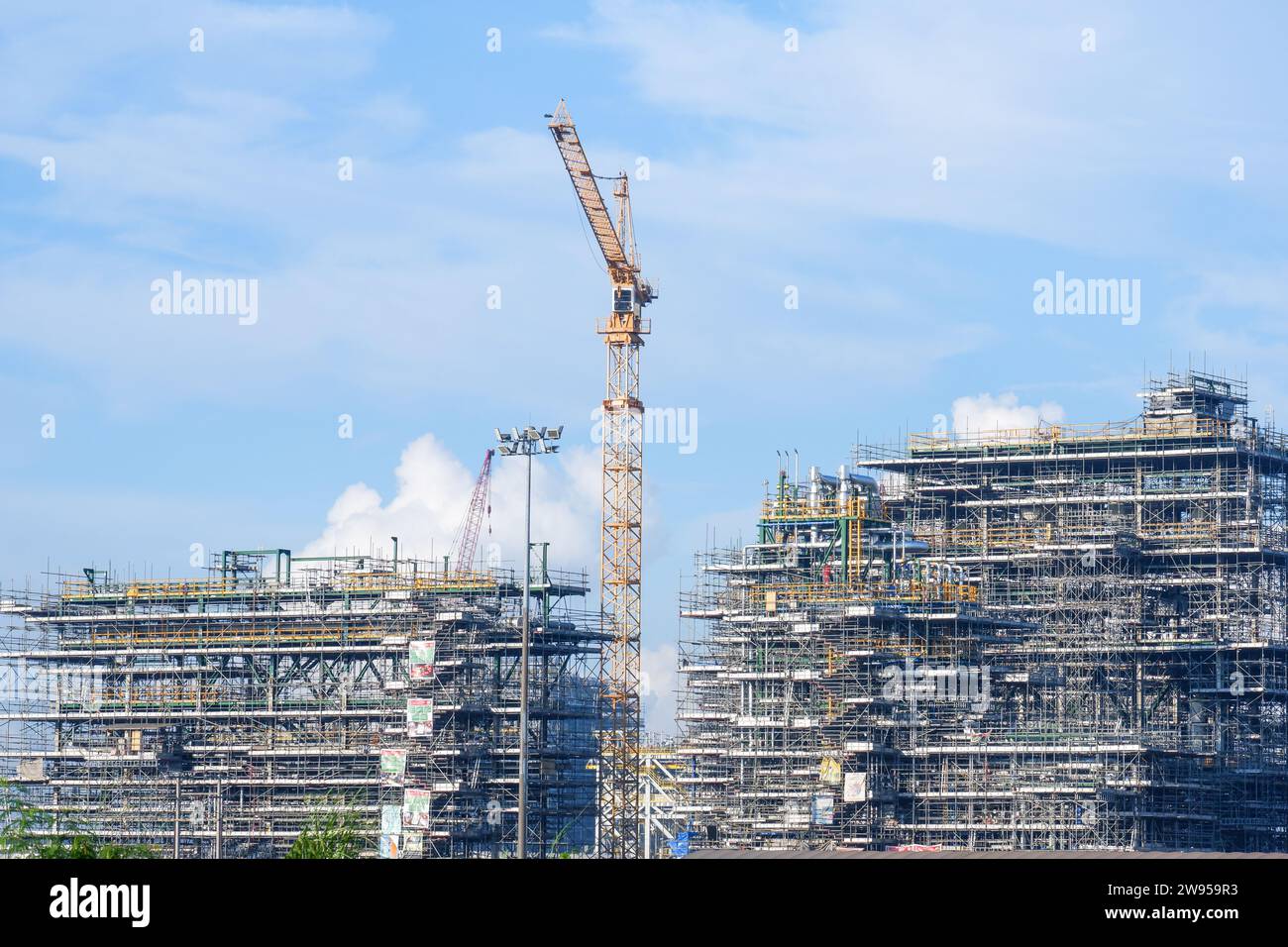 Grandi cantieri edili e molte gru stanno lavorando nel settore delle nuove costruzioni. Foto Stock