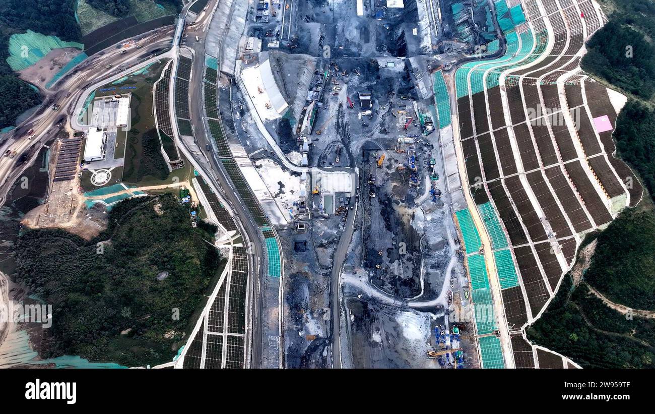 Qinzhou. 23 dicembre 2023. Questa foto aerea scattata il 23 dicembre 2023 mostra il sito di costruzione di un incrocio del canale di Pinglu nella regione autonoma del Guangxi Zhuang nella Cina meridionale. Il Canale di Pinglu è un progetto di punta sul nuovo corridoio internazionale del commercio terrestre-marittimo. Si estende dal bacino idrico di Xijin nella città di Hengzhou al porto di Qinzhou nel sud del Guangxi, dove le navi possono raggiungere il Golfo di Beibu attraverso il fiume Qinjiang, aprendo una rotta più breve verso il mare per il Guangxi e altre regioni nel sud-ovest della Cina. Crediti: Zhang Ailin/Xinhua/Alamy Live News Foto Stock