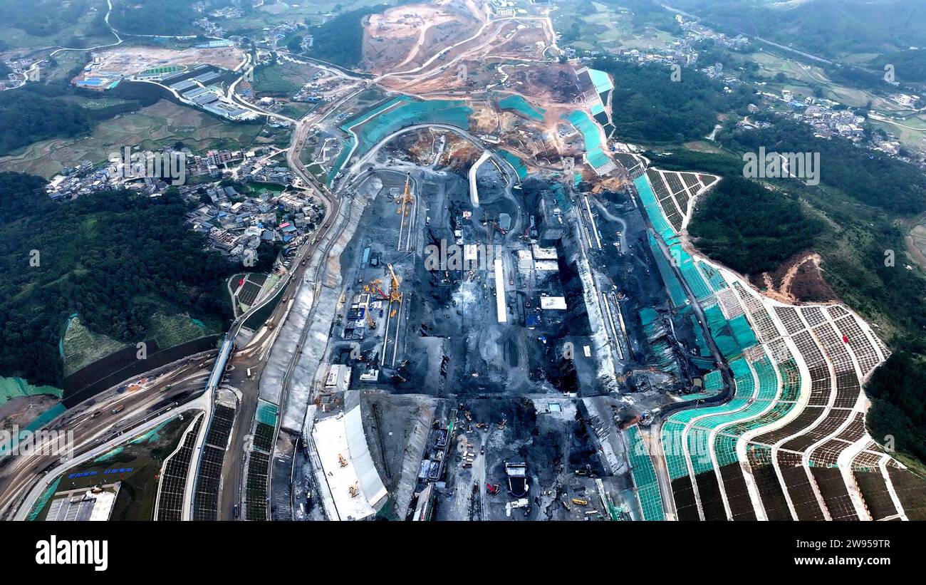 Qinzhou. 23 dicembre 2023. Questa foto aerea scattata il 23 dicembre 2023 mostra il sito di costruzione di un incrocio del canale di Pinglu nella regione autonoma del Guangxi Zhuang nella Cina meridionale. Il Canale di Pinglu è un progetto di punta sul nuovo corridoio internazionale del commercio terrestre-marittimo. Si estende dal bacino idrico di Xijin nella città di Hengzhou al porto di Qinzhou nel sud del Guangxi, dove le navi possono raggiungere il Golfo di Beibu attraverso il fiume Qinjiang, aprendo una rotta più breve verso il mare per il Guangxi e altre regioni nel sud-ovest della Cina. Crediti: Zhang Ailin/Xinhua/Alamy Live News Foto Stock