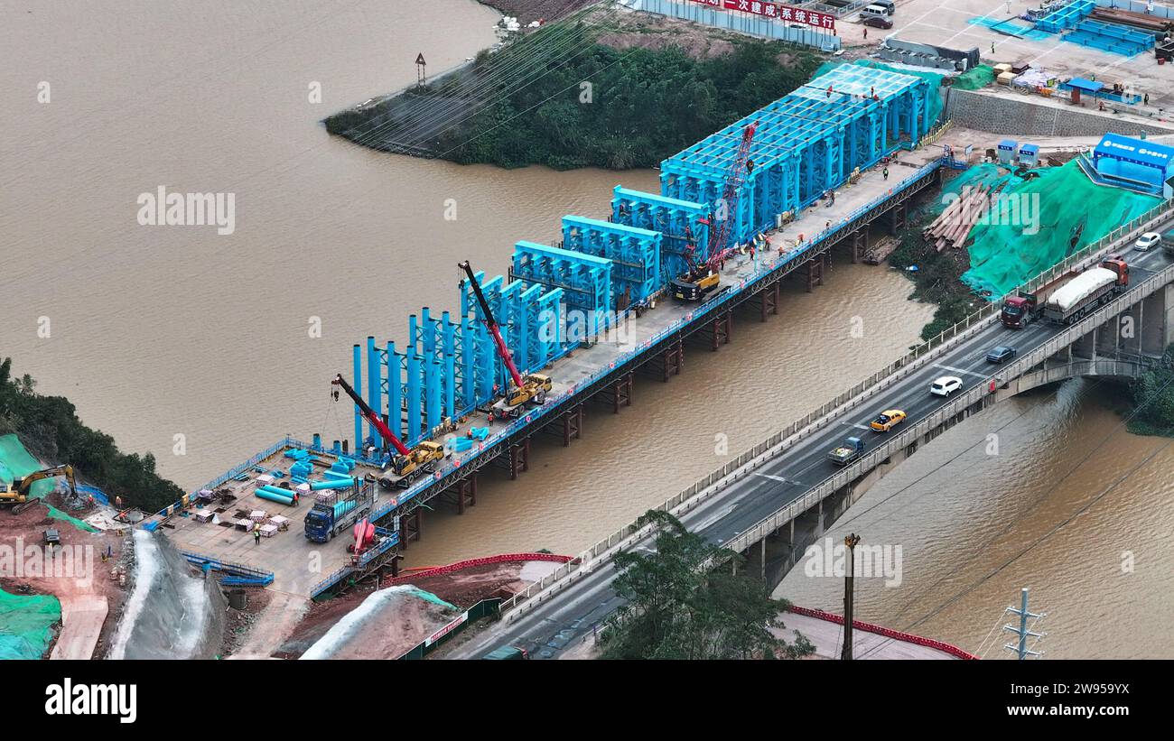 (231224) -- QINZHOU, 24 dicembre 2023 (Xinhua) -- questa foto aerea scattata il 24 dicembre 2023 mostra il cantiere di un ponte all'incrocio del canale Pinglu nella regione autonoma del Guangxi Zhuang nella Cina meridionale. Il Canale di Pinglu è un progetto di punta sul nuovo corridoio internazionale del commercio terrestre-marittimo. Si estende dal bacino idrico di Xijin nella città di Hengzhou al porto di Qinzhou nel sud del Guangxi, dove le navi possono raggiungere il Golfo di Beibu attraverso il fiume Qinjiang, aprendo una rotta più breve verso il mare per il Guangxi e altre regioni nel sud-ovest della Cina. (Xinhua/Zhang Ailin) Foto Stock