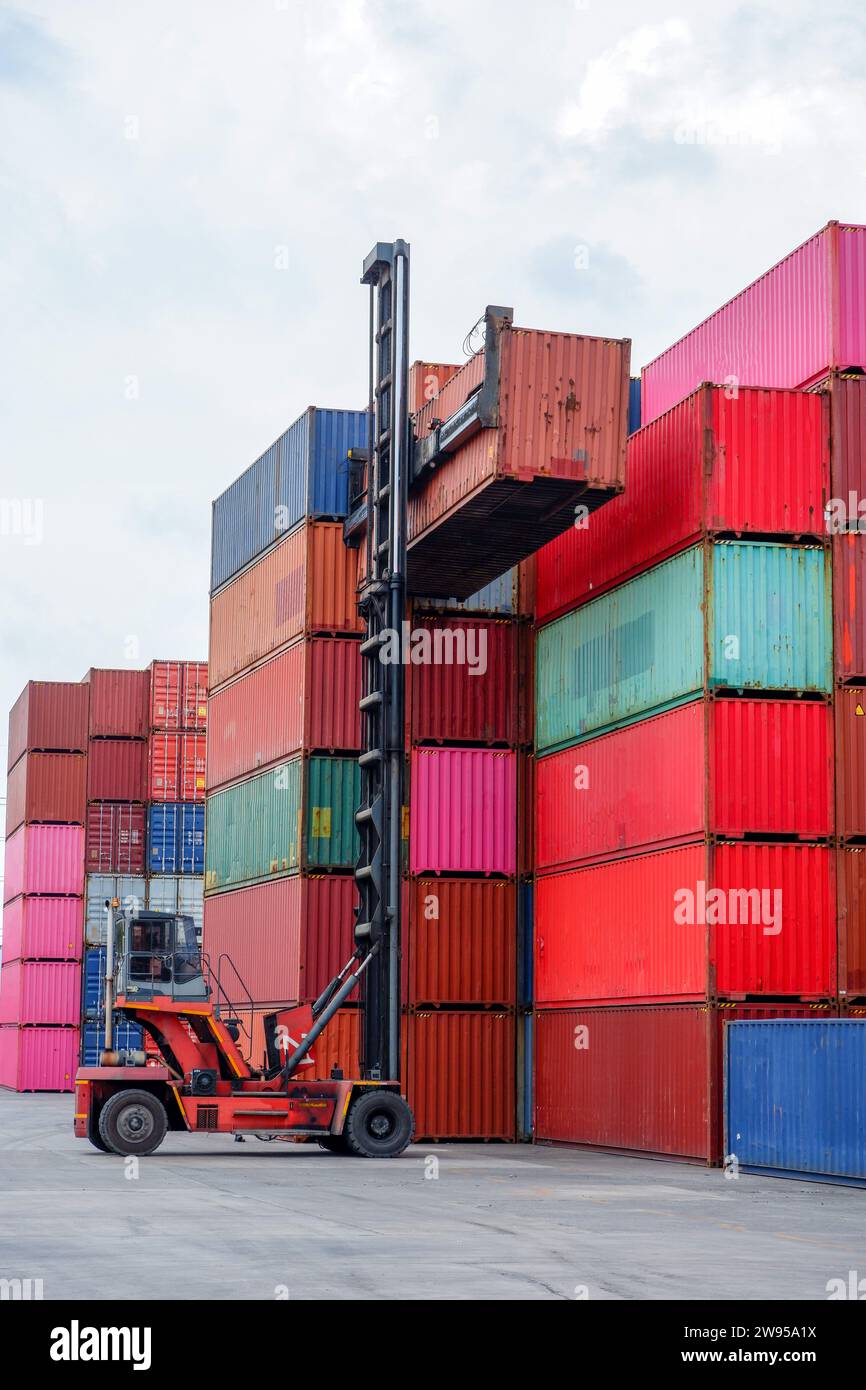 Carrello elevatore container sul molo per la logistica dei trasporti internazionali Foto Stock