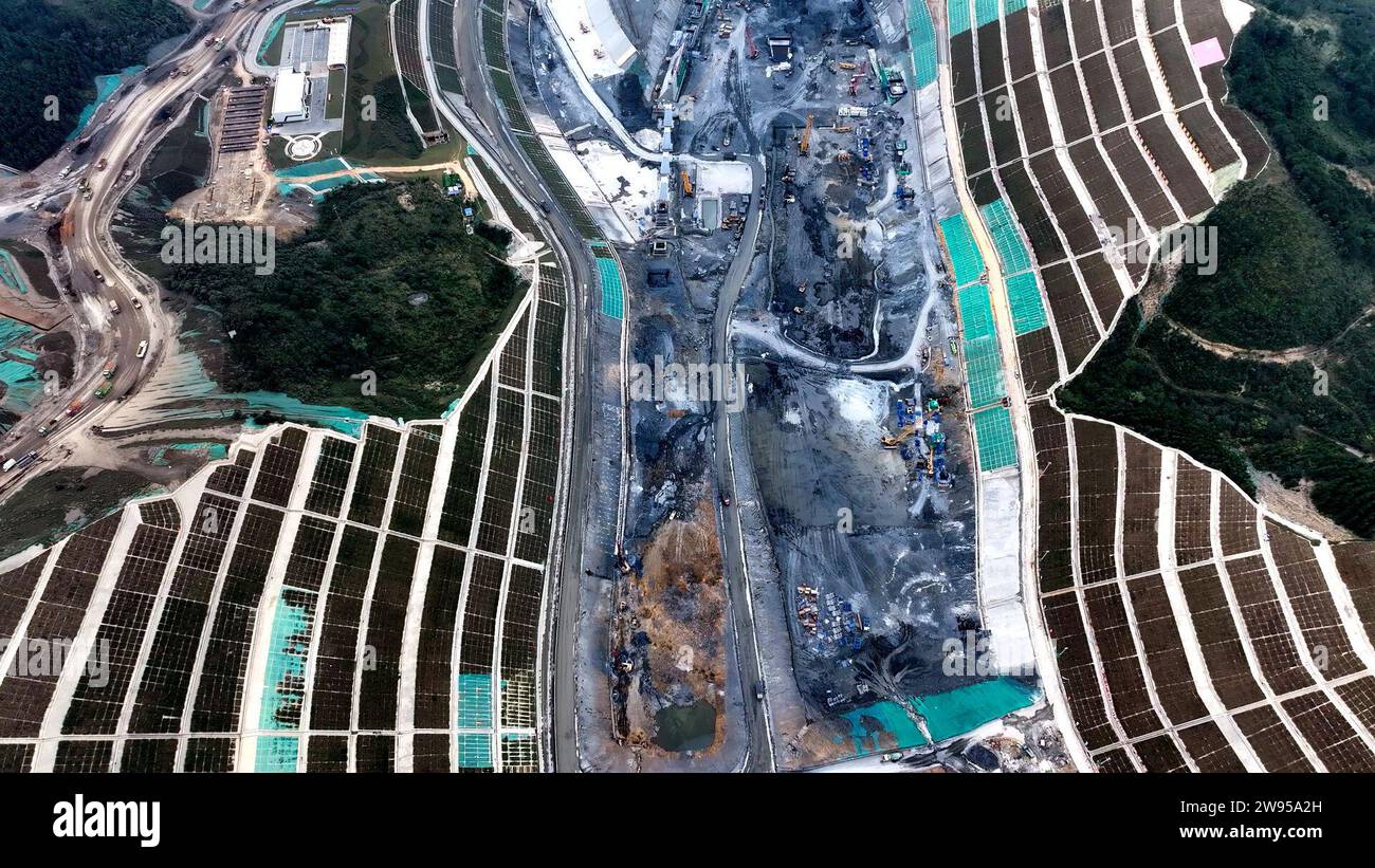 Qinzhou. 23 dicembre 2023. Questa foto aerea scattata il 23 dicembre 2023 mostra il sito di costruzione di un incrocio del canale di Pinglu nella regione autonoma del Guangxi Zhuang nella Cina meridionale. Il Canale di Pinglu è un progetto di punta sul nuovo corridoio internazionale del commercio terrestre-marittimo. Si estende dal bacino idrico di Xijin nella città di Hengzhou al porto di Qinzhou nel sud del Guangxi, dove le navi possono raggiungere il Golfo di Beibu attraverso il fiume Qinjiang, aprendo una rotta più breve verso il mare per il Guangxi e altre regioni nel sud-ovest della Cina. Crediti: Zhang Ailin/Xinhua/Alamy Live News Foto Stock