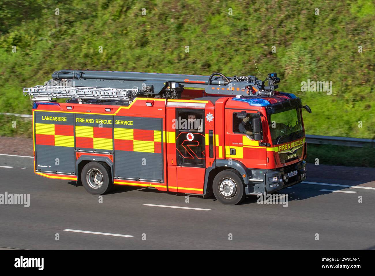 2019 camion di salvataggio di emergenza e di fuoco, tender, servizi di emergenza, veicolo diesel di soccorso DELL'UOMO 6871cc. MAN TGM 18,320 Trucks sull'autostrada M6 nel Lancashire Regno Unito Foto Stock