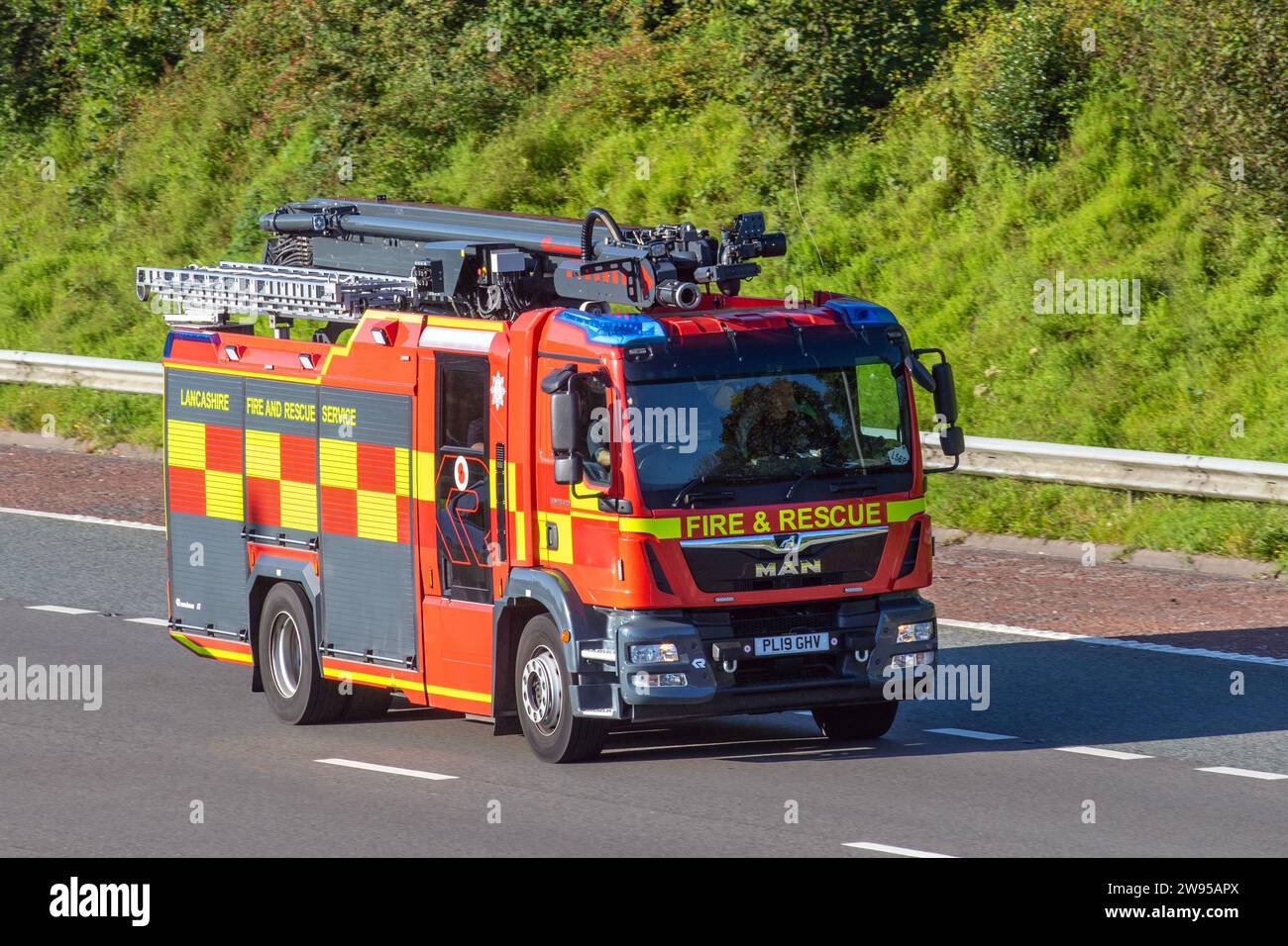 2019 camion di salvataggio di emergenza e di fuoco, tender, servizi di emergenza, veicolo diesel di soccorso DELL'UOMO 6871cc. MAN TGM 18,320 Trucks sull'autostrada M6 nel Lancashire Regno Unito Foto Stock