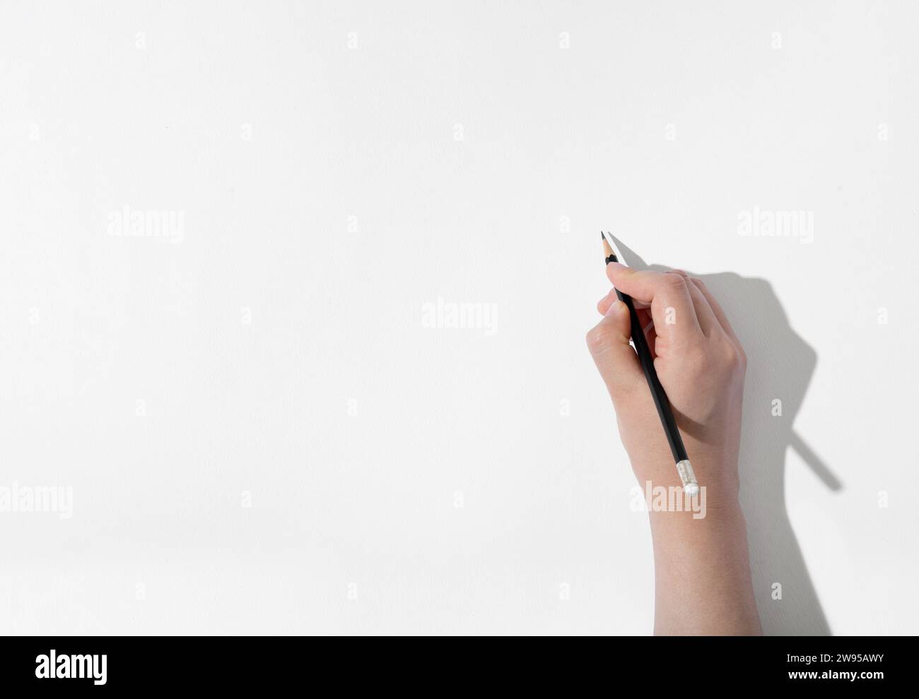 Spazio vuoto sul quaderno bianco e mano con matita Foto Stock