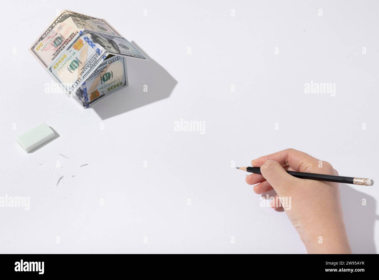 casa fatta di dollari, sfondo bianco, disegno a mano, mock-up Foto Stock