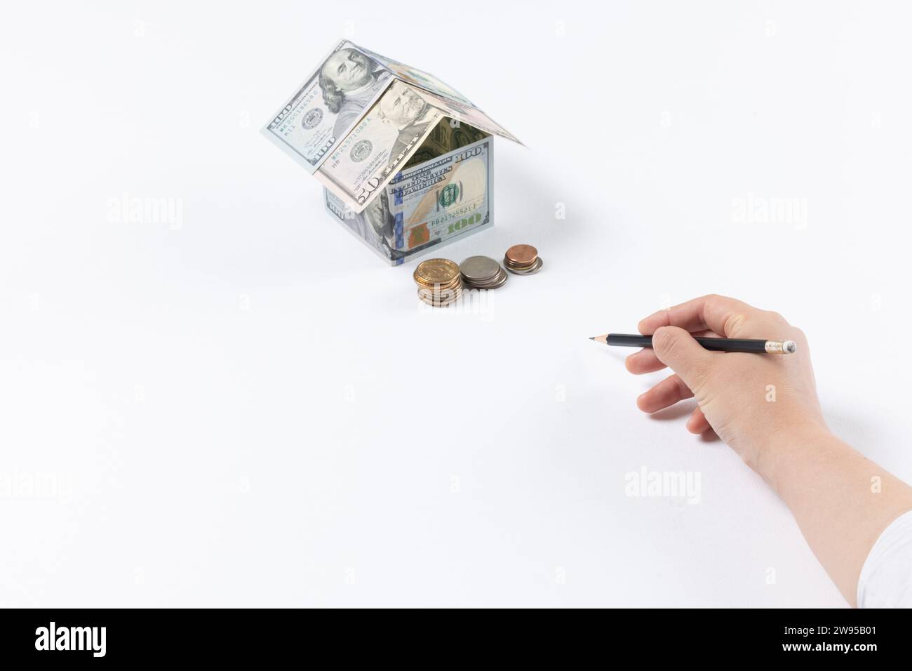 casa fatta di dollari, sfondo bianco, disegno a mano, mock-up Foto Stock